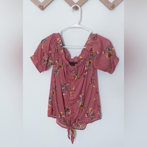 3/$30 | Riley & James Medium Floral Top - Picture 2 of 4